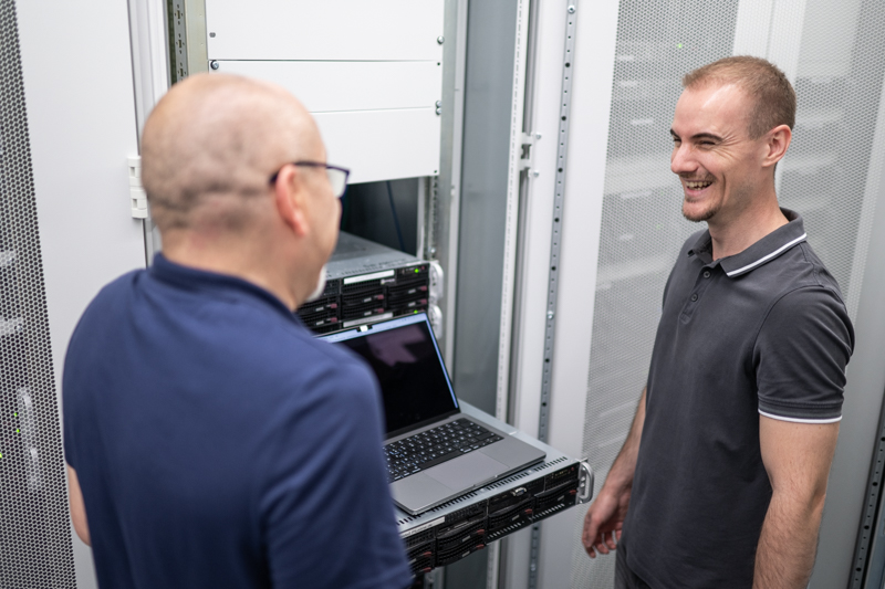Unternehmensnetzwerke, Standortvernetzung, Firmennetzwerk by Plus.line: Netzwerktechniker im Rechenzentrum