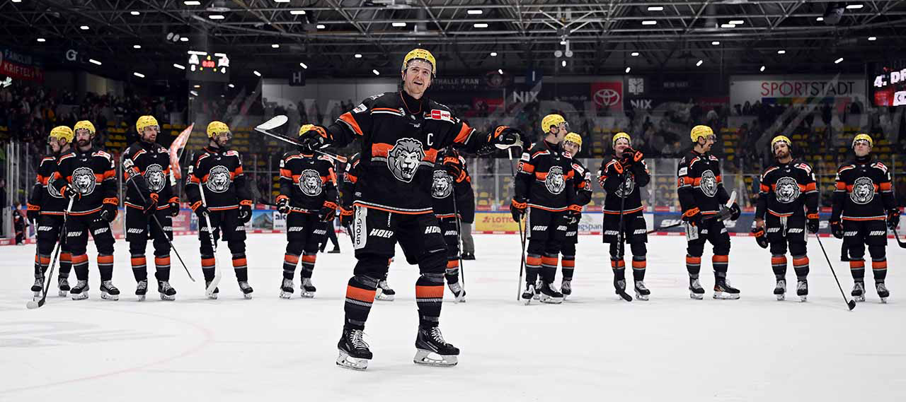Löwen Frankfurt Team mit Plus.line als Sponsor