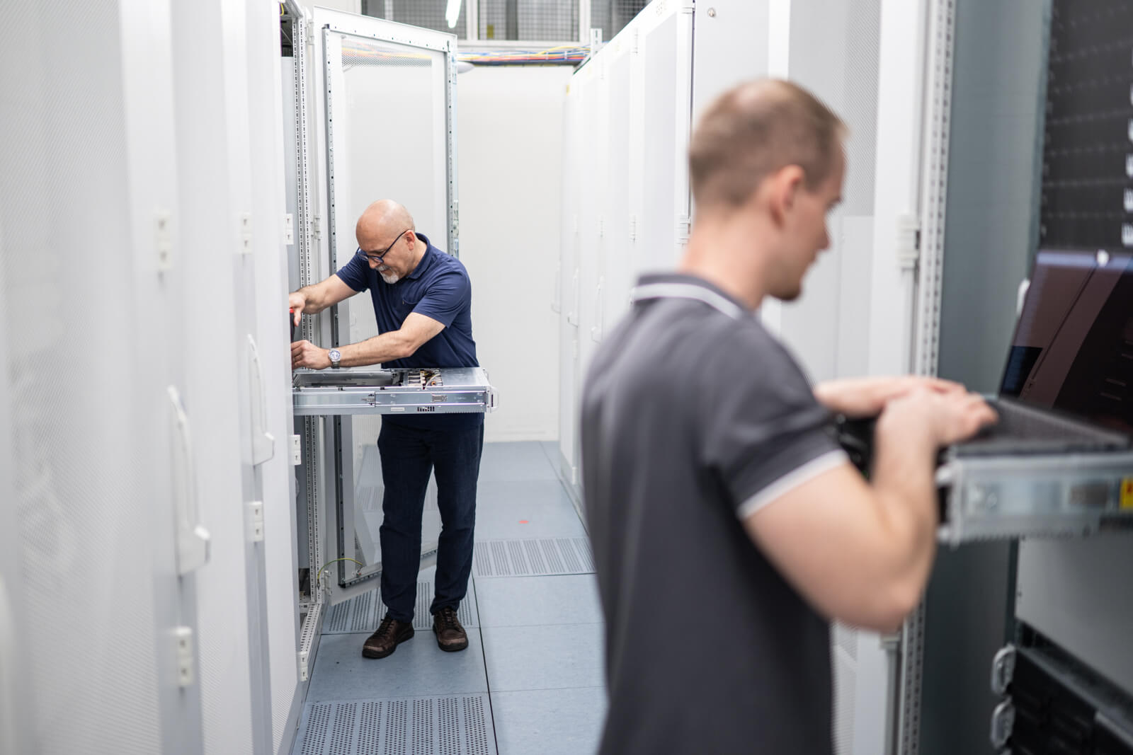 Techniker arbeiten im Rechenzentrum